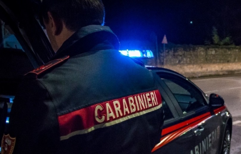 Trovata morta nel cortile dell'abitazione: indagini dei carabinieri